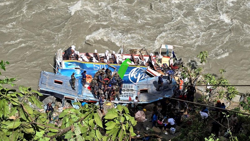 Sebuah bus di Nepal jatuh ke sungai pada Jumat (23/8), setidaknya14 penumpang asal India tewas. (REUTERS/Stringer)