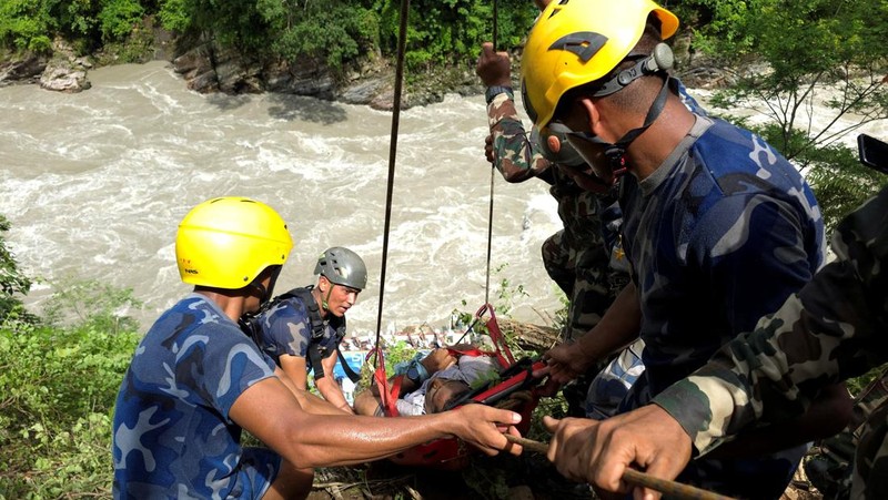 Sebuah bus di Nepal jatuh ke sungai pada Jumat (23/8), setidaknya14 penumpang asal India tewas. (REUTERS/Stringer)