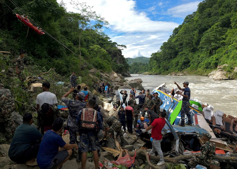 Sebuah bus di Nepal jatuh ke sungai pada Jumat (23/8), setidaknya14 penumpang asal India tewas. (REUTERS/Stringer) Sebuah bus di Nepal jatuh ke sungai pada Jumat (23/8), setidaknya14 penumpang asal India tewas. (REUTERS/Stringer)