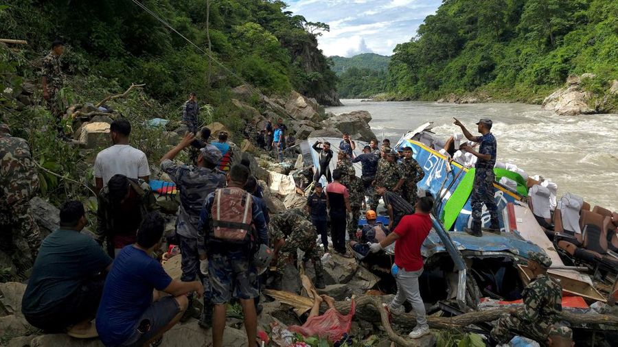 Sebuah bus di Nepal jatuh ke sungai pada Jumat (23/8), setidaknya14 penumpang asal India tewas. (REUTERS/Stringer)