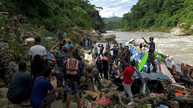 Kecelakaan Maut Bus Jatuh dari Jembatan-Masuk Sungai, 16 Orang Tewas