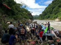 Kecelakaan Maut Bus Jatuh dari Jembatan-Masuk Sungai, 16 Orang Tewas