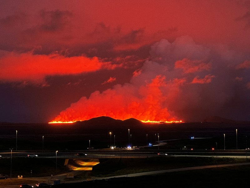 Sebuah gunung berapi meletus di dekat Vogar, Islandia Barat Daya, Kamis (22/8/2024). (REUTERS) Sebuah gunung berapi meletus di dekat Vogar, Islandia Barat Daya, Kamis (22/8/2024). (REUTERS)