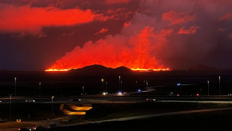 Sebuah gunung berapi meletus di dekat Vogar, Islandia Barat Daya, Kamis (22/8/2024). (REUTERS)
