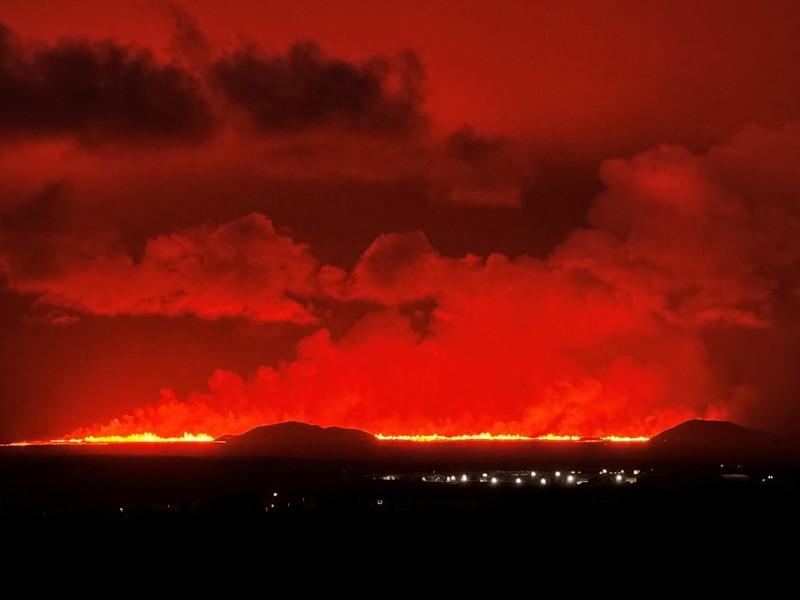 Sebuah gunung berapi meletus di dekat Vogar, Islandia Barat Daya, Kamis (22/8/2024). (REUTERS) Sebuah gunung berapi meletus di dekat Vogar, Islandia Barat Daya, Kamis (22/8/2024). (REUTERS)