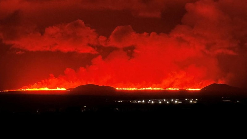 Sebuah gunung berapi meletus di dekat Vogar, Islandia Barat Daya, Kamis (22/8/2024). (REUTERS)