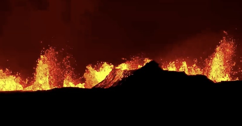 Sebuah gunung berapi meletus di dekat Vogar, Islandia Barat Daya, Kamis (22/8/2024). (REUTERS) Sebuah gunung berapi meletus di dekat Vogar, Islandia Barat Daya, Kamis (22/8/2024). (REUTERS)