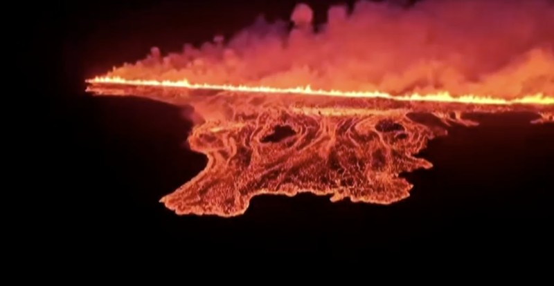 Sebuah gunung berapi meletus di dekat Vogar, Islandia Barat Daya, Kamis (22/8/2024). (REUTERS) Sebuah gunung berapi meletus di dekat Vogar, Islandia Barat Daya, Kamis (22/8/2024). (REUTERS)