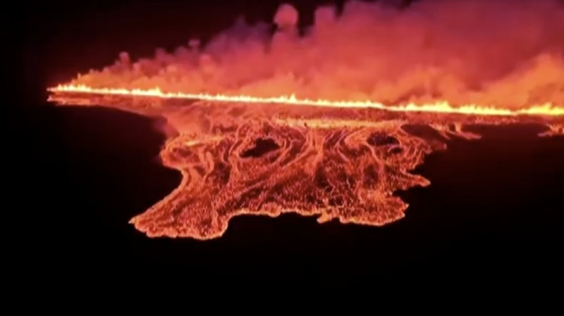 Sebuah gunung berapi meletus di dekat Vogar, Islandia Barat Daya, Kamis (22/8/2024). (REUTERS)