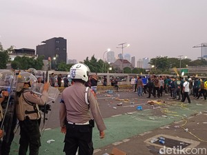 Mahasiswa Demo di DPR Masih Bertahan Petang Ini, Polisi Imbau Bubar