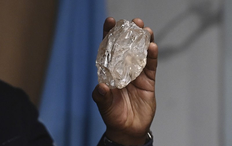 Seseorang memegang berlian seberat 2.492 karat yang ditemukan di negara itu dan dipamerkan di Gaborone, Botswana, Kamis (22/8/2024). (AP Photo)