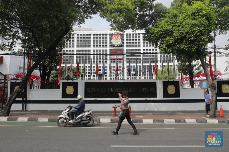 Suasana di sekitar Kantor Komisi Pemilihan Umum (KPU) RI, Jalan Imam Bonjol, Jakarta Pusat, Jumat (23/8/2024). (CNBC Indonesia/Muhammad Sabki)