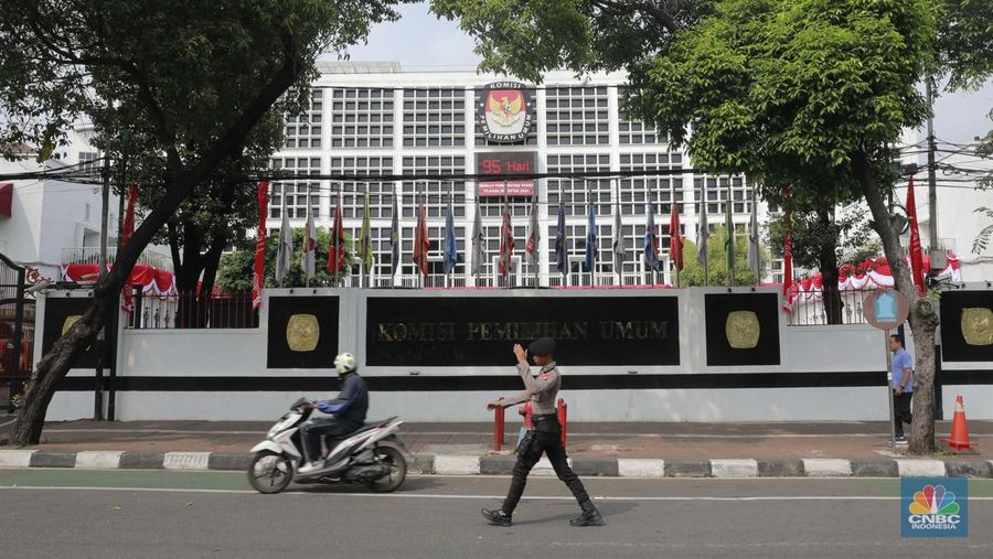 Suasana di sekitar Kantor Komisi Pemilihan Umum (KPU) RI, Jalan Imam Bonjol, Jakarta Pusat, Jumat (23/8/2024). (CNBC Indonesia/Muhammad Sabki)