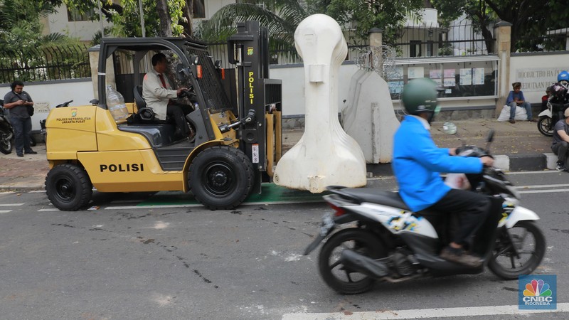 Suasana di sekitar Kantor Komisi Pemilihan Umum (KPU) RI, Jalan Imam Bonjol, Jakarta Pusat, Jumat (23/8/2024). (CNBC Indonesia/Muhammad Sabki)