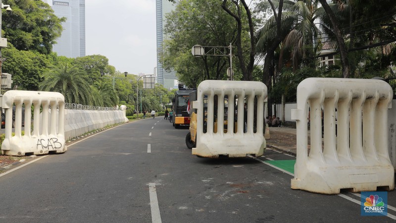 Suasana di sekitar Kantor Komisi Pemilihan Umum (KPU) RI, Jalan Imam Bonjol, Jakarta Pusat, Jumat (23/8/2024). (CNBC Indonesia/Muhammad Sabki)