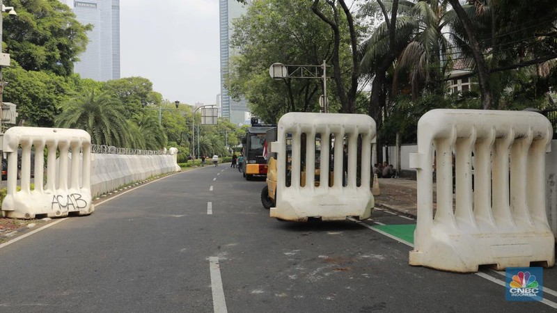 Suasana di sekitar Kantor Komisi Pemilihan Umum (KPU) RI, Jalan Imam Bonjol, Jakarta Pusat, Jumat (23/8/2024). (CNBC Indonesia/Muhammad Sabki)