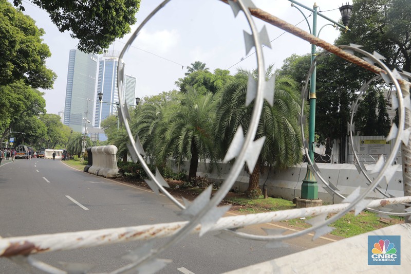 Suasana di sekitar Kantor Komisi Pemilihan Umum (KPU) RI, Jalan Imam Bonjol, Jakarta Pusat, Jumat (23/8/2024). (CNBC Indonesia/Muhammad Sabki)