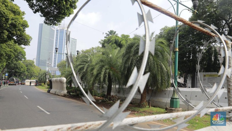 Suasana di sekitar Kantor Komisi Pemilihan Umum (KPU) RI, Jalan Imam Bonjol, Jakarta Pusat, Jumat (23/8/2024). (CNBC Indonesia/Muhammad Sabki)