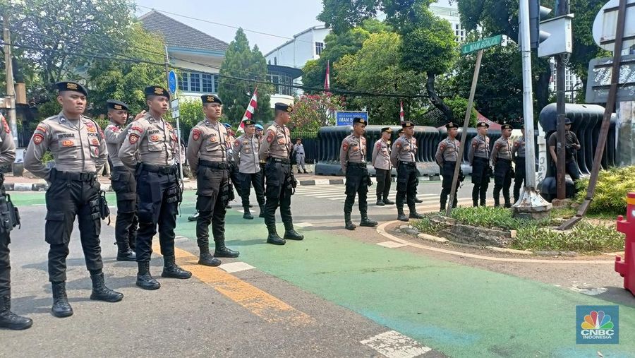 Suasana jalan Imam Bonjol yang menjadi lokasi gedung Komisi Pemilihan Umum (KPU) ditutup. (CNCB Indonesia/Ferry Sandi)