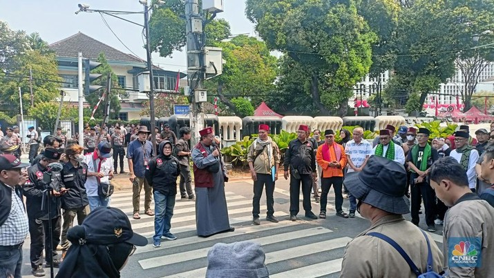 Suasana jalan Imam Bonjol yang menjadi lokasi gedung Komisi Pemilihan Umum (KPU) ditutup. (CNCB Indonesia/Ferry Sandi)