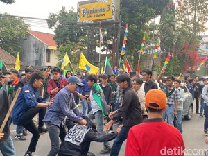 Mahasiswa Adu Jotos dengan Sosok Berbaju Hitam Saat Aksi di Sukabumi
