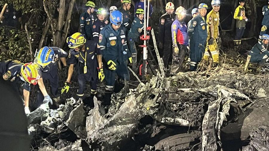 Unit forensik polisi Thailand dan petugas penyelamat menyelidiki lokasi jatuhnya pesawat carteran yang jatuh di Bang Pakong, provinsi Chachoengsao, Thailand, Jumat (23/8/2024). (REUTERS/Patipat Janthong)