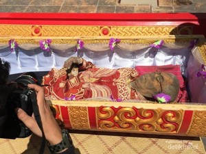Ritual Manene: Mengganti Baju Mumi Keluarga di Toraja