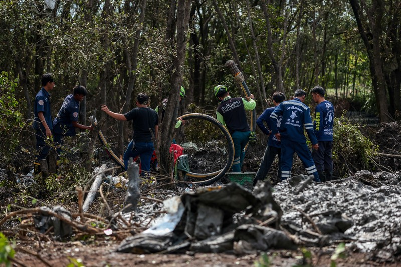 Unit forensik polisi Thailand dan petugas penyelamat menyelidiki lokasi jatuhnya pesawat carteran yang jatuh di Bang Pakong, provinsi Chachoengsao, Thailand, Jumat (23/8/2024). (REUTERS/Patipat Janthong) Unit forensik polisi Thailand dan petugas penyelamat menyelidiki lokasi jatuhnya pesawat carteran yang jatuh di Bang Pakong, provinsi Chachoengsao, Thailand, Jumat (23/8/2024). (REUTERS/Patipat Janthong)