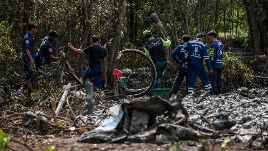 Unit forensik polisi Thailand dan petugas penyelamat menyelidiki lokasi jatuhnya pesawat carteran yang jatuh di Bang Pakong, provinsi Chachoengsao, Thailand, Jumat (23/8/2024). (REUTERS/Patipat Janthong)