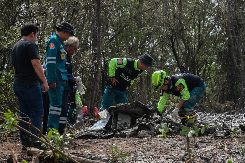 Unit forensik polisi Thailand dan petugas penyelamat menyelidiki lokasi jatuhnya pesawat carteran yang jatuh di Bang Pakong, provinsi Chachoengsao, Thailand, Jumat (23/8/2024). (REUTERS/Patipat Janthong) Unit forensik polisi Thailand dan petugas penyelamat menyelidiki lokasi jatuhnya pesawat carteran yang jatuh di Bang Pakong, provinsi Chachoengsao, Thailand, Jumat (23/8/2024). (REUTERS/Patipat Janthong)