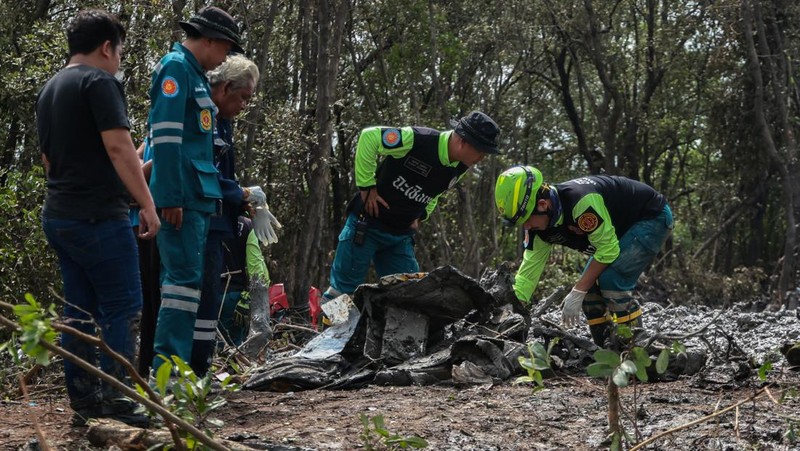 Unit forensik polisi Thailand dan petugas penyelamat menyelidiki lokasi jatuhnya pesawat carteran yang jatuh di Bang Pakong, provinsi Chachoengsao, Thailand, Jumat (23/8/2024). (REUTERS/Patipat Janthong)