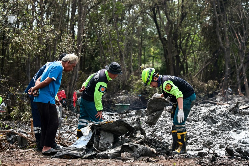 Unit forensik polisi Thailand dan petugas penyelamat menyelidiki lokasi jatuhnya pesawat carteran yang jatuh di Bang Pakong, provinsi Chachoengsao, Thailand, Jumat (23/8/2024). (REUTERS/Patipat Janthong) Unit forensik polisi Thailand dan petugas penyelamat menyelidiki lokasi jatuhnya pesawat carteran yang jatuh di Bang Pakong, provinsi Chachoengsao, Thailand, Jumat (23/8/2024). (REUTERS/Patipat Janthong)