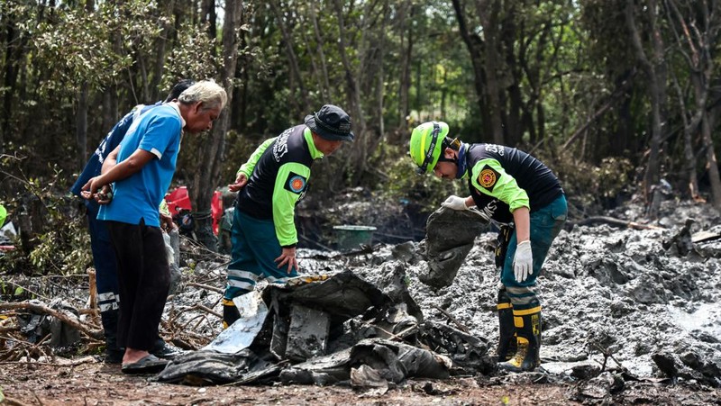 Unit forensik polisi Thailand dan petugas penyelamat menyelidiki lokasi jatuhnya pesawat carteran yang jatuh di Bang Pakong, provinsi Chachoengsao, Thailand, Jumat (23/8/2024). (REUTERS/Patipat Janthong)