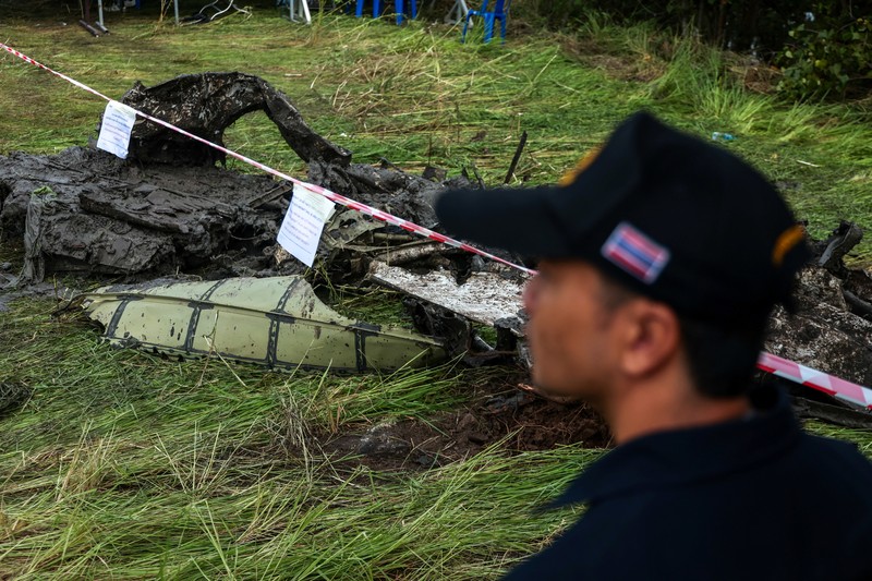 Unit forensik polisi Thailand dan petugas penyelamat menyelidiki lokasi jatuhnya pesawat carteran yang jatuh di Bang Pakong, provinsi Chachoengsao, Thailand, Jumat (23/8/2024). (REUTERS/Patipat Janthong) Unit forensik polisi Thailand dan petugas penyelamat menyelidiki lokasi jatuhnya pesawat carteran yang jatuh di Bang Pakong, provinsi Chachoengsao, Thailand, Jumat (23/8/2024). (REUTERS/Patipat Janthong)