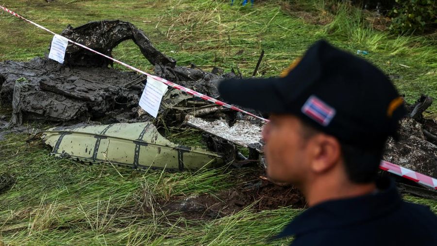 Unit forensik polisi Thailand dan petugas penyelamat menyelidiki lokasi jatuhnya pesawat carteran yang jatuh di Bang Pakong, provinsi Chachoengsao, Thailand, Jumat (23/8/2024). (REUTERS/Patipat Janthong)