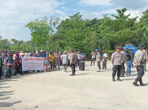 Warga Blokir Akses Jalan Perusahaan Sawit di Tebo gegara Rusak-Berlubang