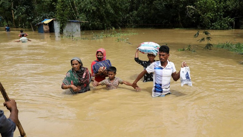 Foto udara menampilkan daerah yang terkena banjir di Feni, Bangladesh, Sabtu (24/8/2024). (REUTERS/Mohammad Ponir Hossain)
