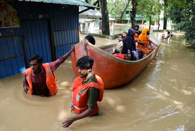 Foto udara menampilkan daerah yang terkena banjir di Feni, Bangladesh, Sabtu (24/8/2024). (REUTERS/Mohammad Ponir Hossain)