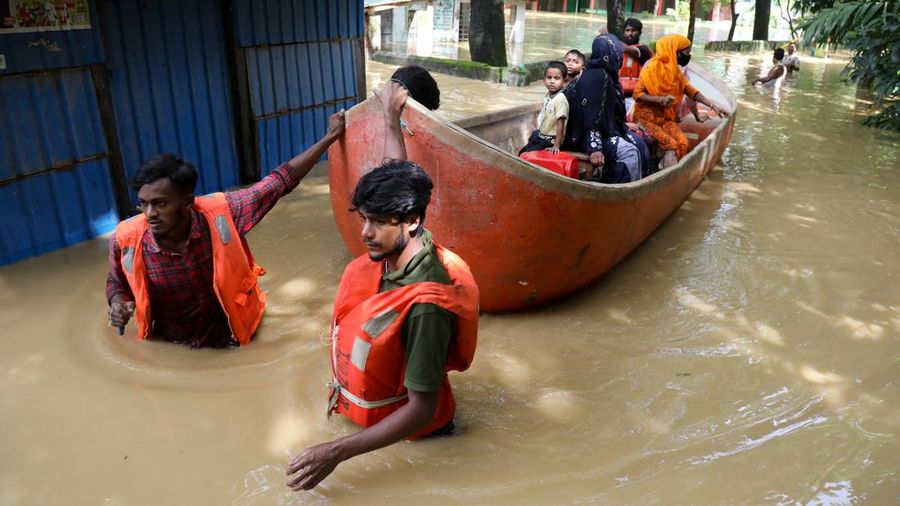 Foto udara menampilkan daerah yang terkena banjir di Feni, Bangladesh, Sabtu (24/8/2024). (REUTERS/Mohammad Ponir Hossain)
