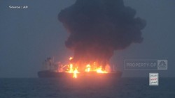 Detik-detik Kapal Tanker Yunani Terbakar Usai Diserang Houthi