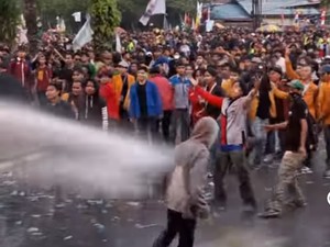 Polisi Dilempari Bom Molotov Saat Demo Revisi UU Pilkada di DPRD Kaltim