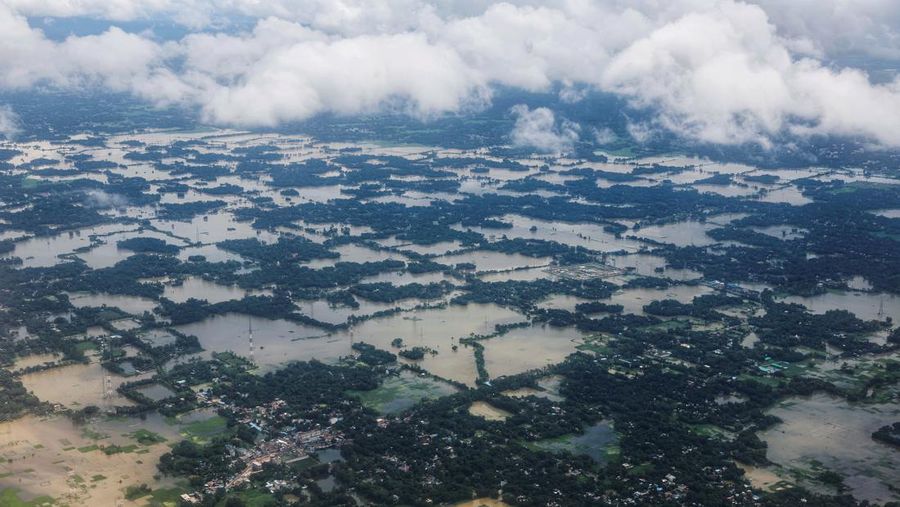 Foto udara menampilkan daerah yang terkena banjir di Feni, Bangladesh, Sabtu (24/8/2024). (REUTERS/Mohammad Ponir Hossain)