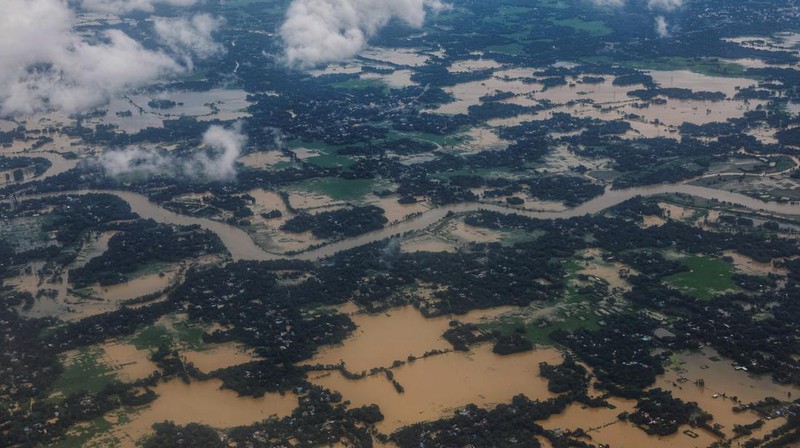 Foto udara menampilkan daerah yang terkena banjir di Feni, Bangladesh, Sabtu (24/8/2024). (REUTERS/Mohammad Ponir Hossain)
