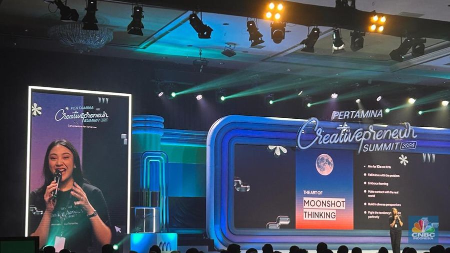 Founder of Creativepreneur Event, Putri Tanjung memberikan keynote speech Pertamina Creative Summit 2024 di JCC Senayan, Sabtu (24/8/2024). (CNBC Indonesia/Zefanya Aprilia)