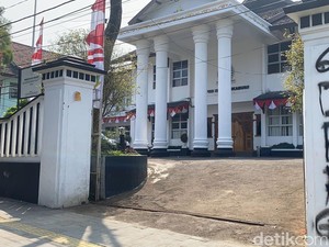 Gedung DPRD Kota Sukabumi Tak Berpagar Usai Didemo Mahasiswa