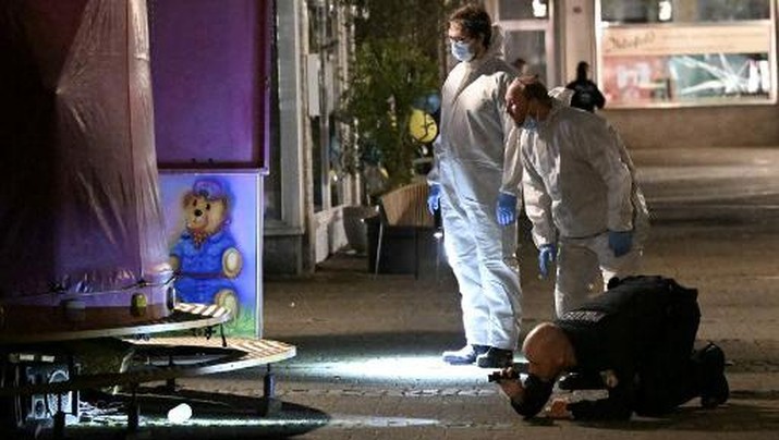 Forensic police inspect on early August 24, 2024 the area where at least three people were killed and several injured when a man attacked them with a knife on late August 23, 2024 in Solingen, western Germany, according to German media, as the city celebrated its 650th anniversary. (Photo by INA FASSBENDER / AFP) / ALTERNATE CROP