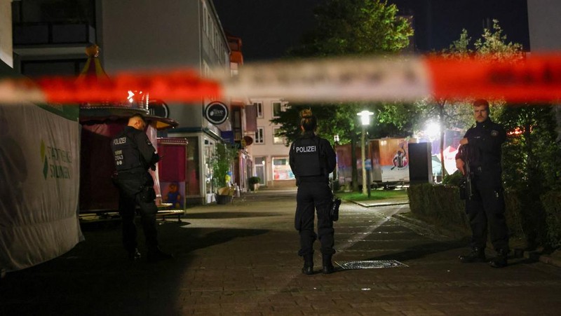 Suasana pasca terjadi insiden penusukan pada sebuah festival kota di Solingen, Jerman, Sabtu (24/8/2024). (REUTERS/Thilo Schmuelgen)