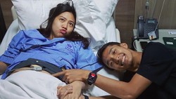 Senyum Bahagia Jonatan Christie-Shanju Sambut Kelahiran Putranya