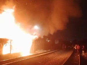 Kebakaran Akibat Tawuran di Pinggir Rel KA Priok, 12 Perjalanan KRL Dibatalkan