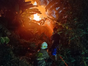 Kebakaran di Pinggir Rel KA Priok gara-gara Tawuran Perang Petasan